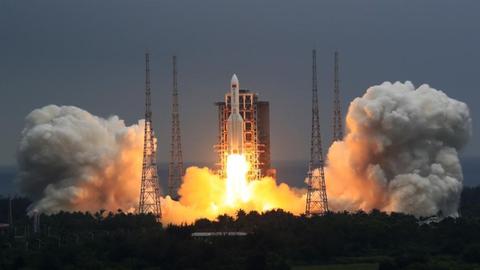 Eine Rakete startet, Feuer kommt aus den Triebwerken, viel Rauch steigt seitlich auf.