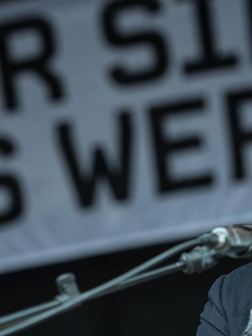 Der Vorsitzende der Gewerkschaft Verdi, Frank Bsirske, spricht am 26.04.2016 in Düsseldorf (Nordrhein-Westfalen). Die Gewerkschaft Verdi fordert für die Beschäftigten des öffentlichen Dienstes des Bundes und der Kommunen unter anderem sechs Prozent mehr Geld.