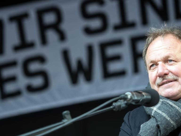 Der Vorsitzende der Gewerkschaft Verdi, Frank Bsirske, spricht am 26.04.2016 in Düsseldorf (Nordrhein-Westfalen). Die Gewerkschaft Verdi fordert für die Beschäftigten des öffentlichen Dienstes des Bundes und der Kommunen unter anderem sechs Prozent mehr Geld.