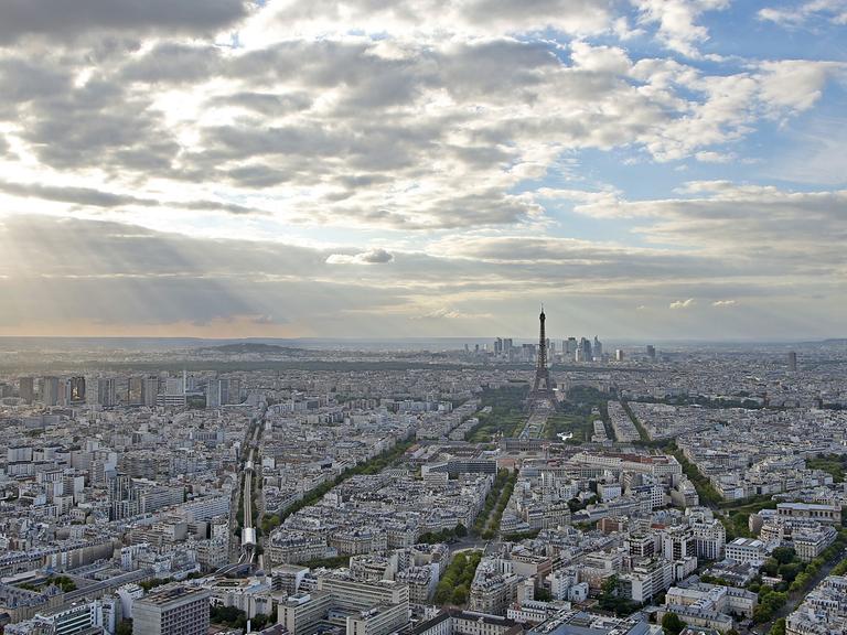 Der Blick über die Innenstadt von Paris (Frankreich) am 16.08.2015. In der Mitte ist der Eiffelturm zu sehen, rechts im Bild der Invalidendom. Das Foto entstand vom Hochhaus Tour Maine-Montparnasse.