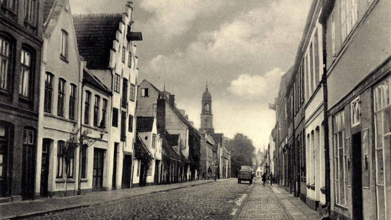 Historische Postkarte einer Ansicht der Westhafenstrasse mit Remonstranten-Kirche