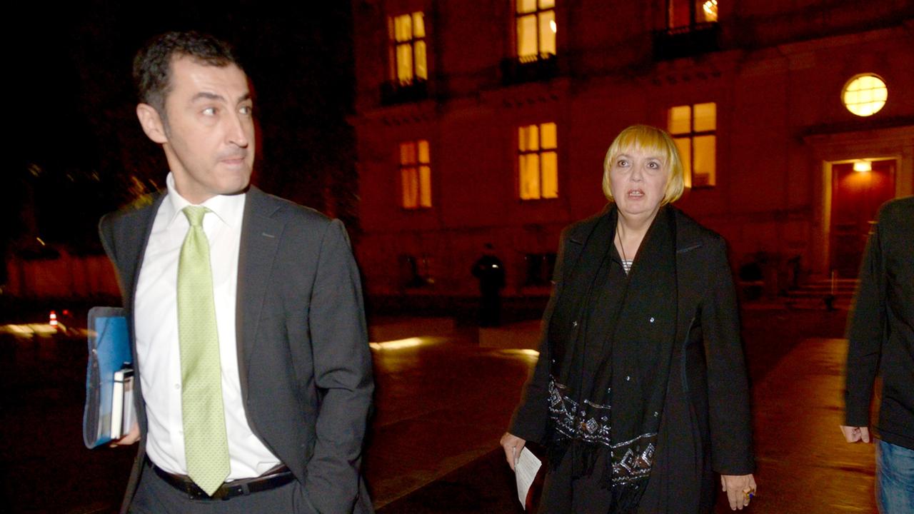Die scheidende Vorsitzende von Bündnis 90/Die Grünen, Claudia Roth und der Vorsitzende Cem Özdemir verlassen am frühen 16.10.2013 die Parlamentarische Gesellschaft in Berlin, nach dem Ende der zweiten Runde der Sondierungsgesprächen zwischen CDU/CSU und B