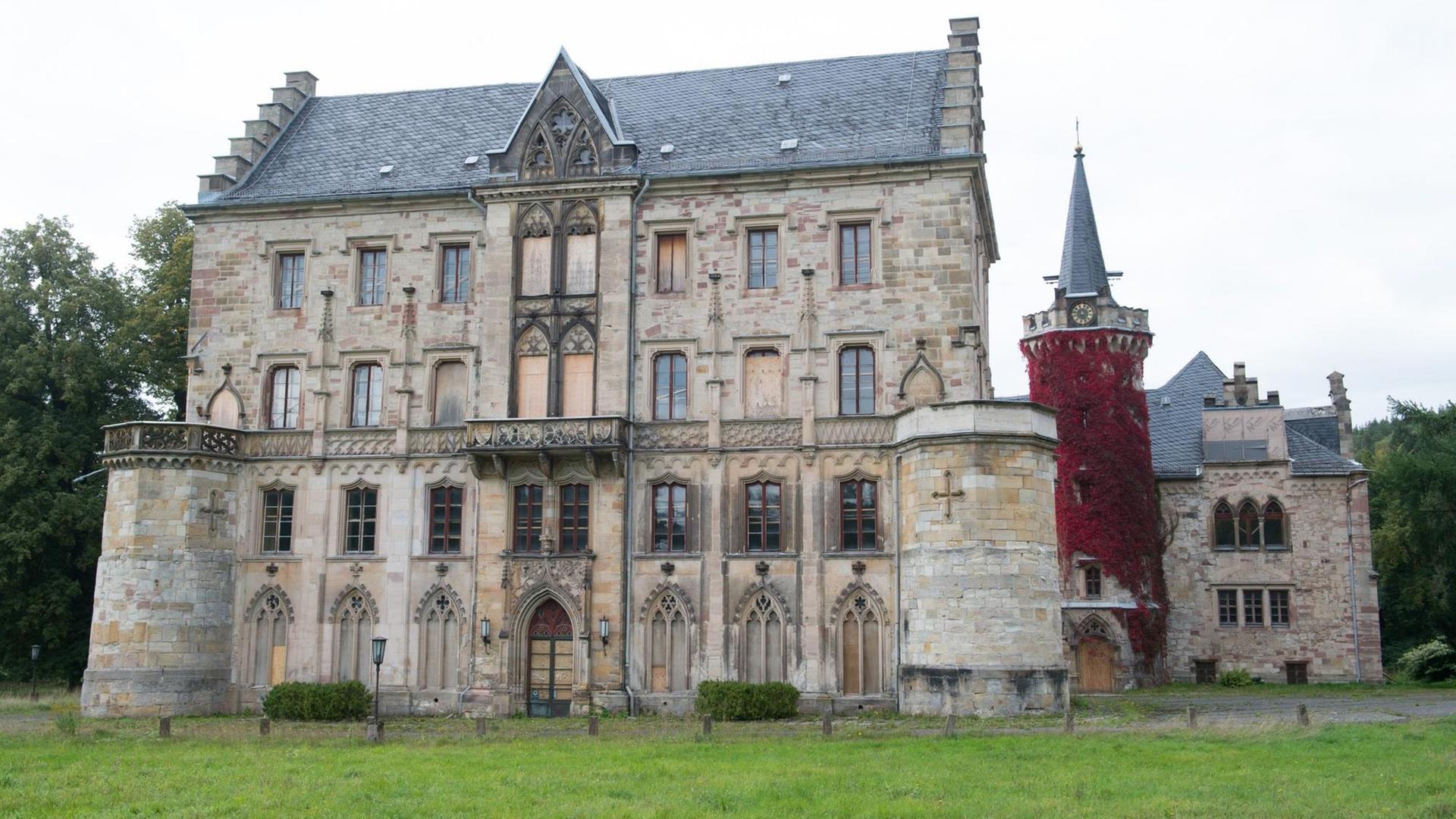 Ansicht von Schloss Reinhardsbrunn in Thüringen: Einige Fenster sind kaputt, andere durch Holz ersetzt