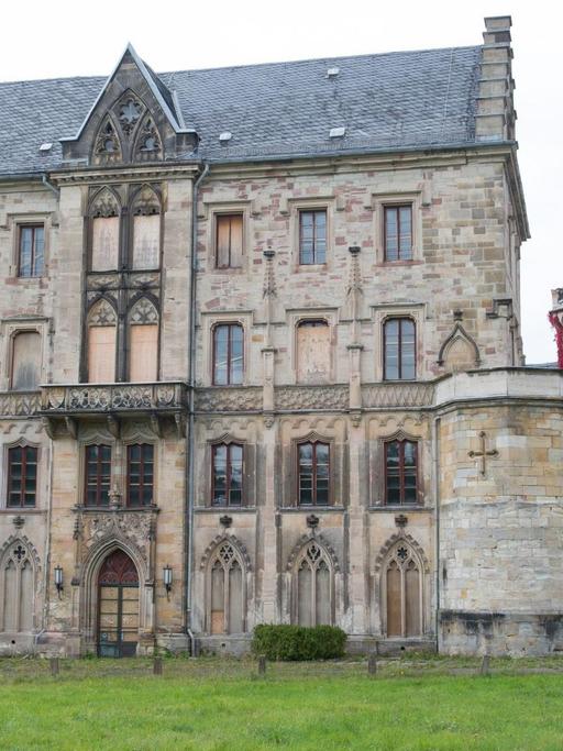 Ansicht von Schloss Reinhardsbrunn in Thüringen: Einige Fenster sind kaputt, andere durch Holz ersetzt