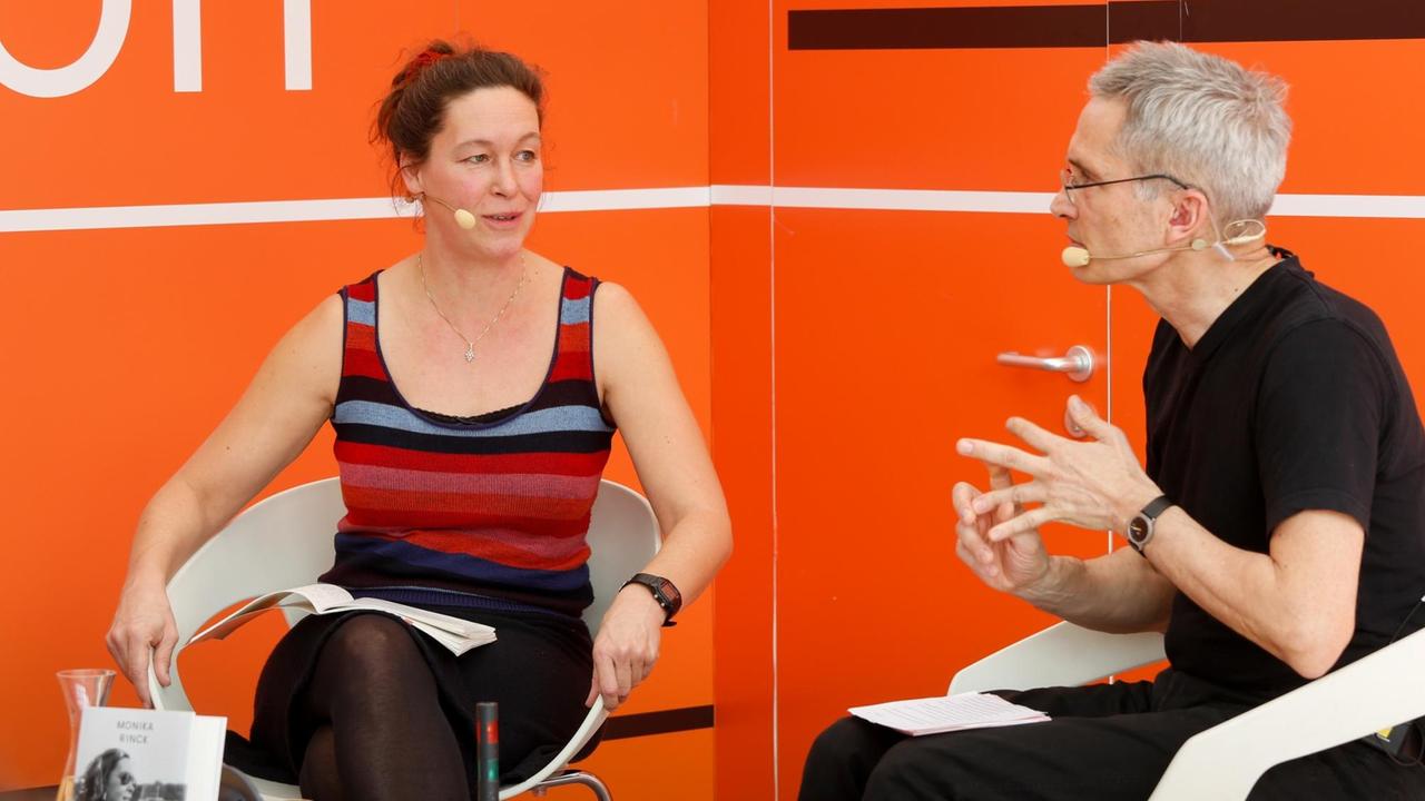 Monika Rinck (l.) im Gespräch mit Moderator Jörg Plath beim "Bücherfrühling" von Deutschlandfunk Kultur auf der Leipziger Buchmesse 2019
