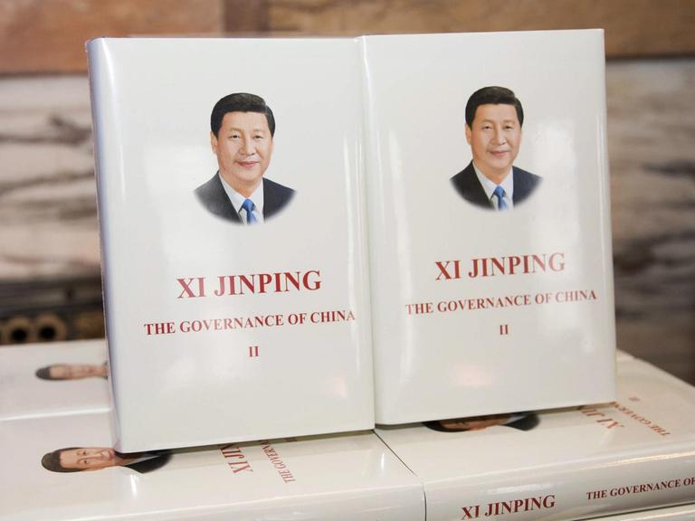 Bücherstapel der Exenplare von Xi Jinpings "The Governance of China II".