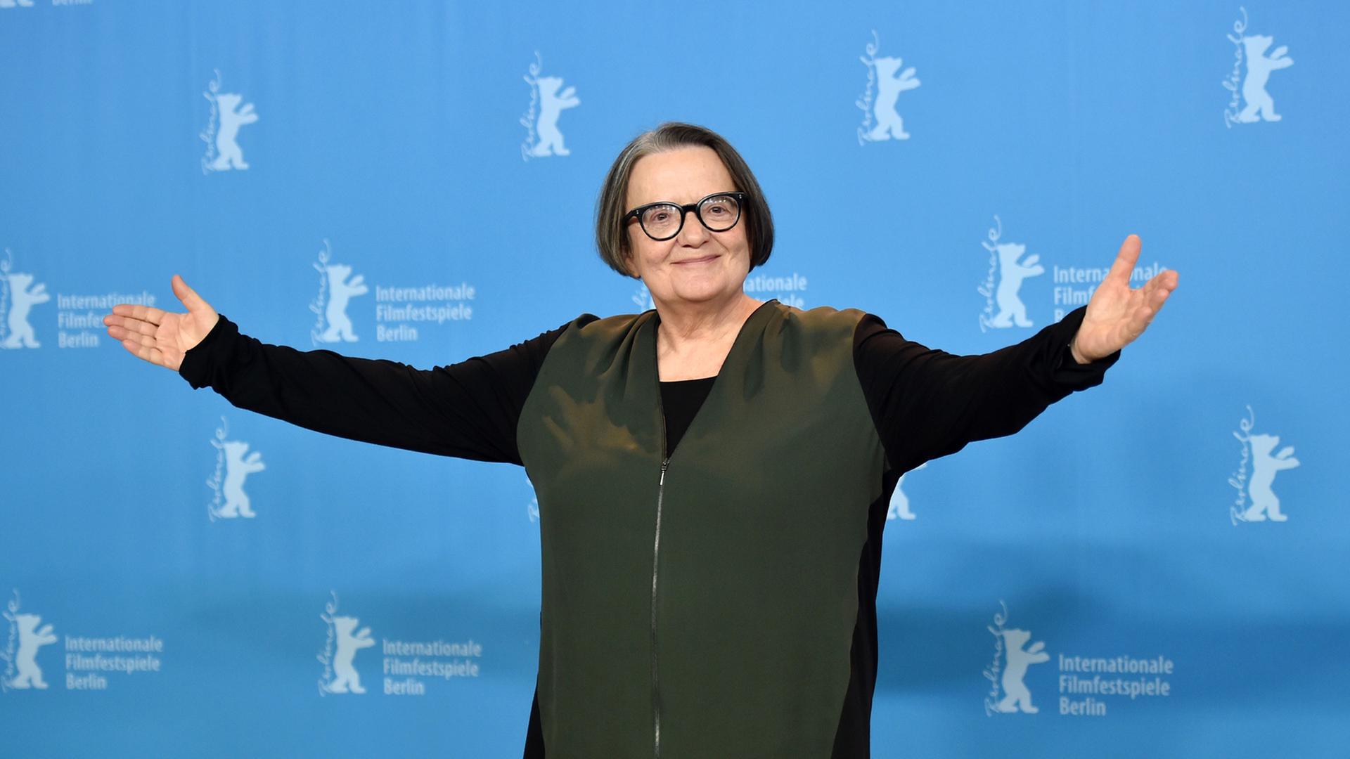 Die polnische Regisseurin Agnieszka Holland mit einladend ausgebreiteten Armen vor der Berlinale-Wand