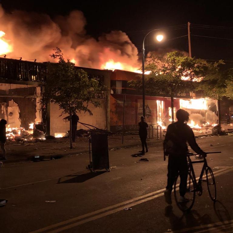 Flammen schlagen in der Nacht aus Geschäften in Minneapolis, Minnesota