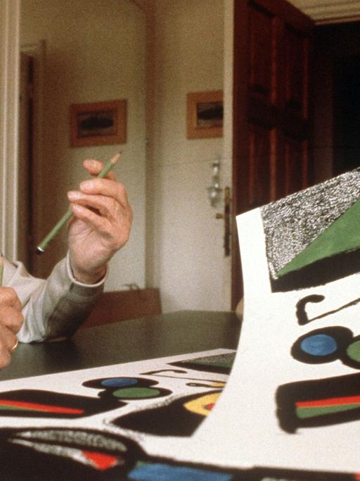 Der spanische Maler, Grafiker und Bildhauer Joan Miró im Juli 1981 bei der Arbeit an einer Lithographie.