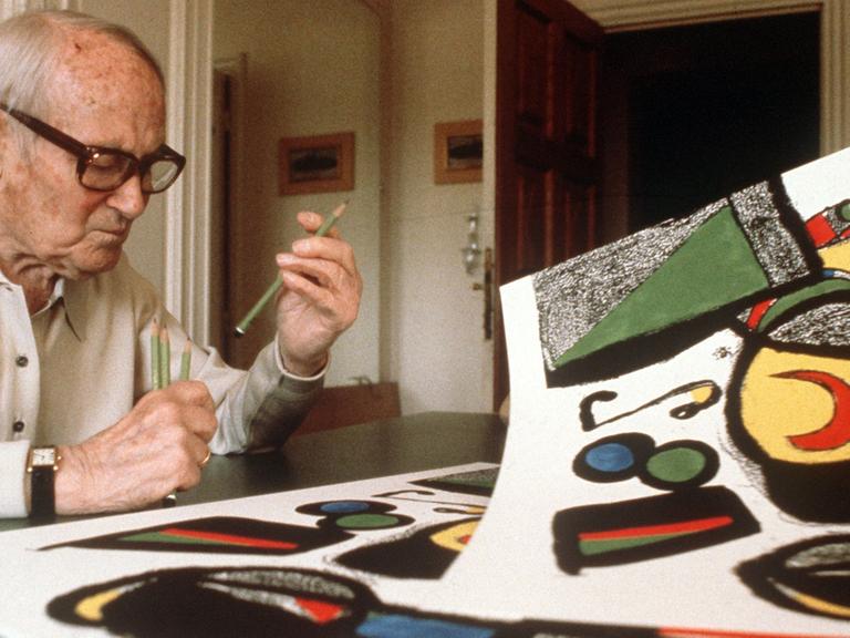 Der spanische Maler, Grafiker und Bildhauer Joan Miró im Juli 1981 bei der Arbeit an einer Lithographie.