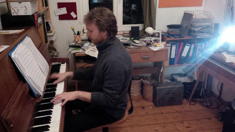 Richard Siedhoff an seinem Klavier - Proben für einen Stummfilmabend.
