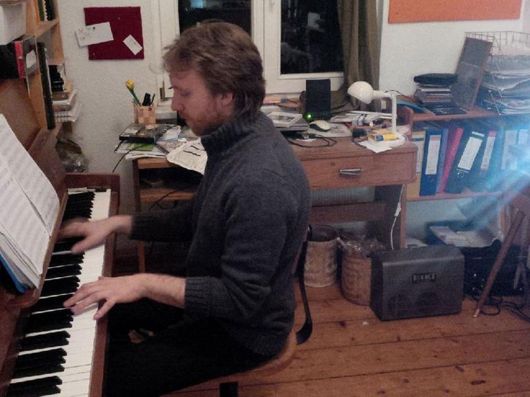 Richard Siedhoff an seinem Klavier - Proben für einen Stummfilmabend.