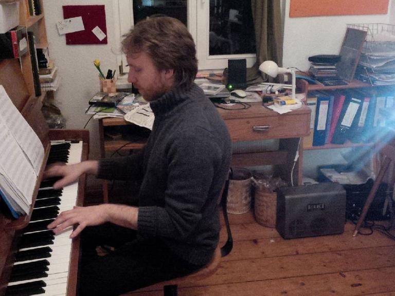 Richard Siedhoff an seinem Klavier - Proben für einen Stummfilmabend.