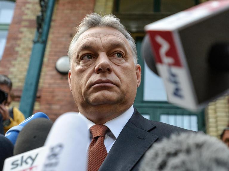 Sie sehen Ungarns Ministerpräsidenten Viktor Orbán nach der Stimmabgabe beim Referendum.