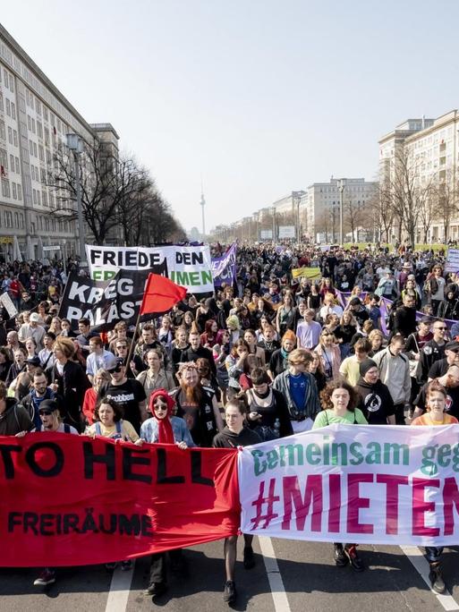 Der Demonstrationszug gegen steigende Mieten vom Bündnis gegen Verdrängung und #Mietenwahnsinn zieht durch die Karl-Marx-Allee in Berlin.