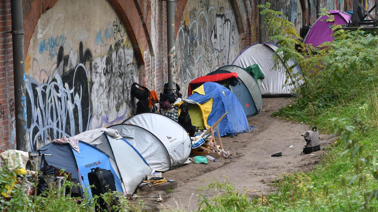 Zelte von Obdachlosen stehen am 10.10.2017 in Berlin an einem Viadukt im Tiergarten. 