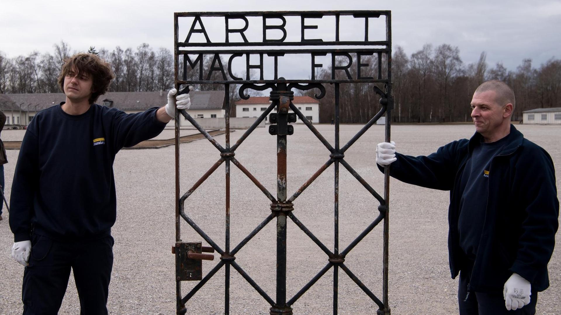 Zwei Spediteure bringen das gestohlene Eingangstor der KZ-Gedenkstätte Dachau zurück.