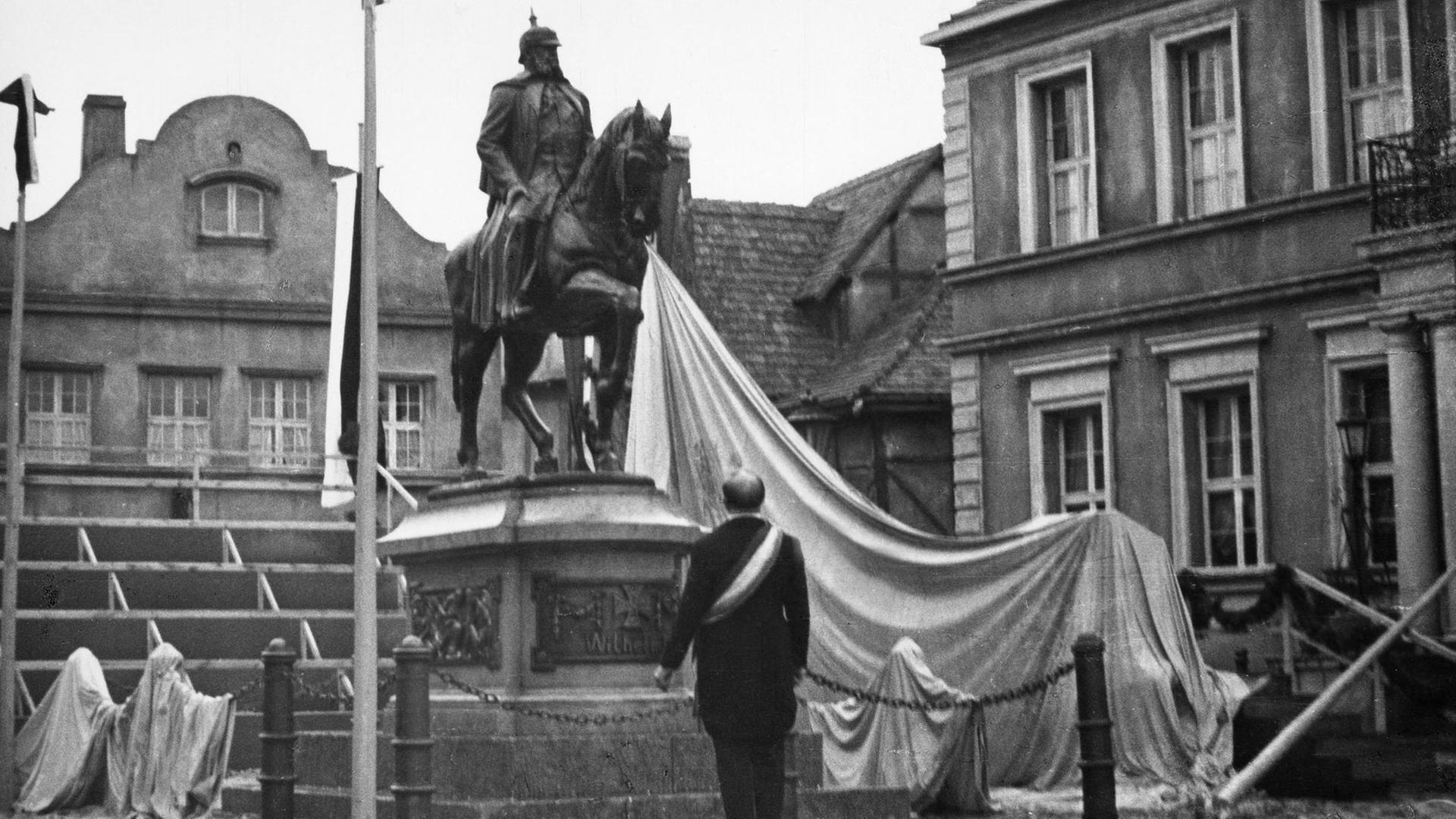 Eine Filmszene aus dem DDR Film 'Der Untertan' von 1951. Eine Filmszene aus dem DDR Film 'Der Untertan' von 1951.