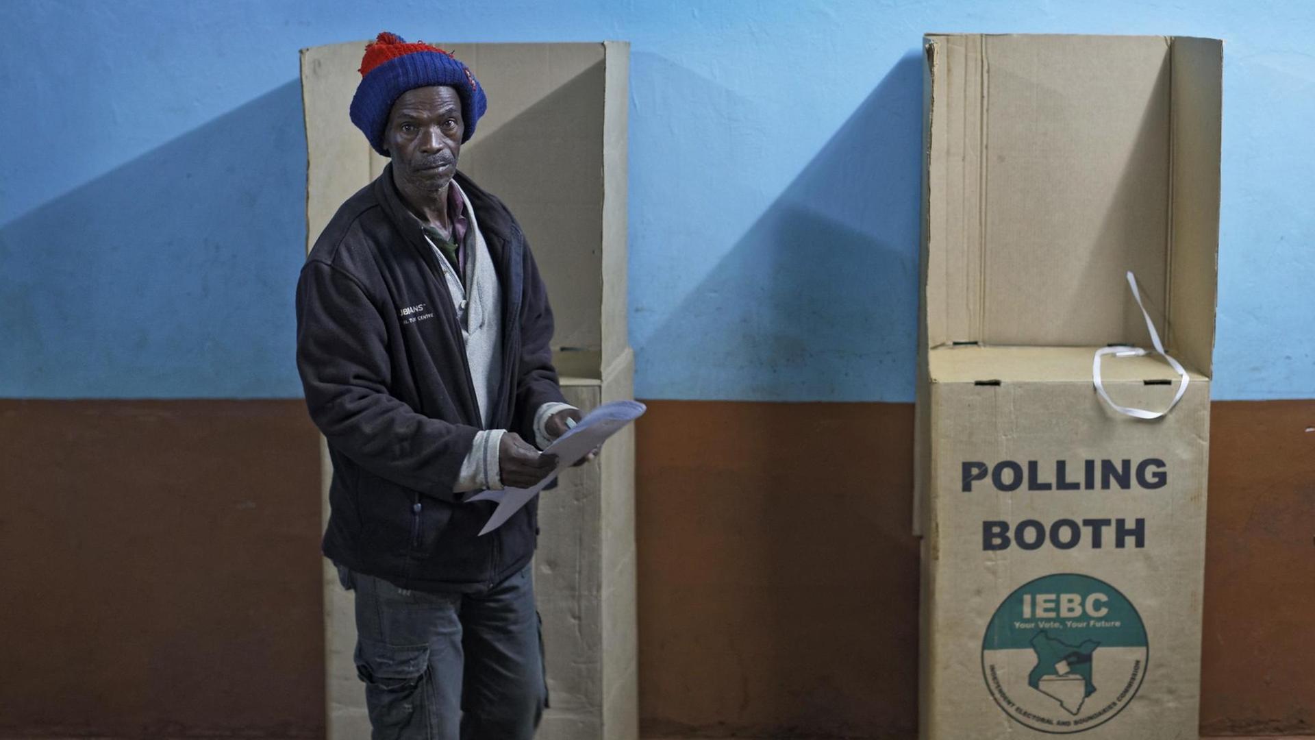 Ein Mann gibt am 26.10.2017 in Gatundu, Kenia, während der umstrittenen Wiederholung der annullierten Präsidentschaftswahl seine Stimme ab. Trotz wochenlanger Unsicherheit und Zweifel an der Glaubwürdigkeit der Neuwahl öffneten die Wahllokale.