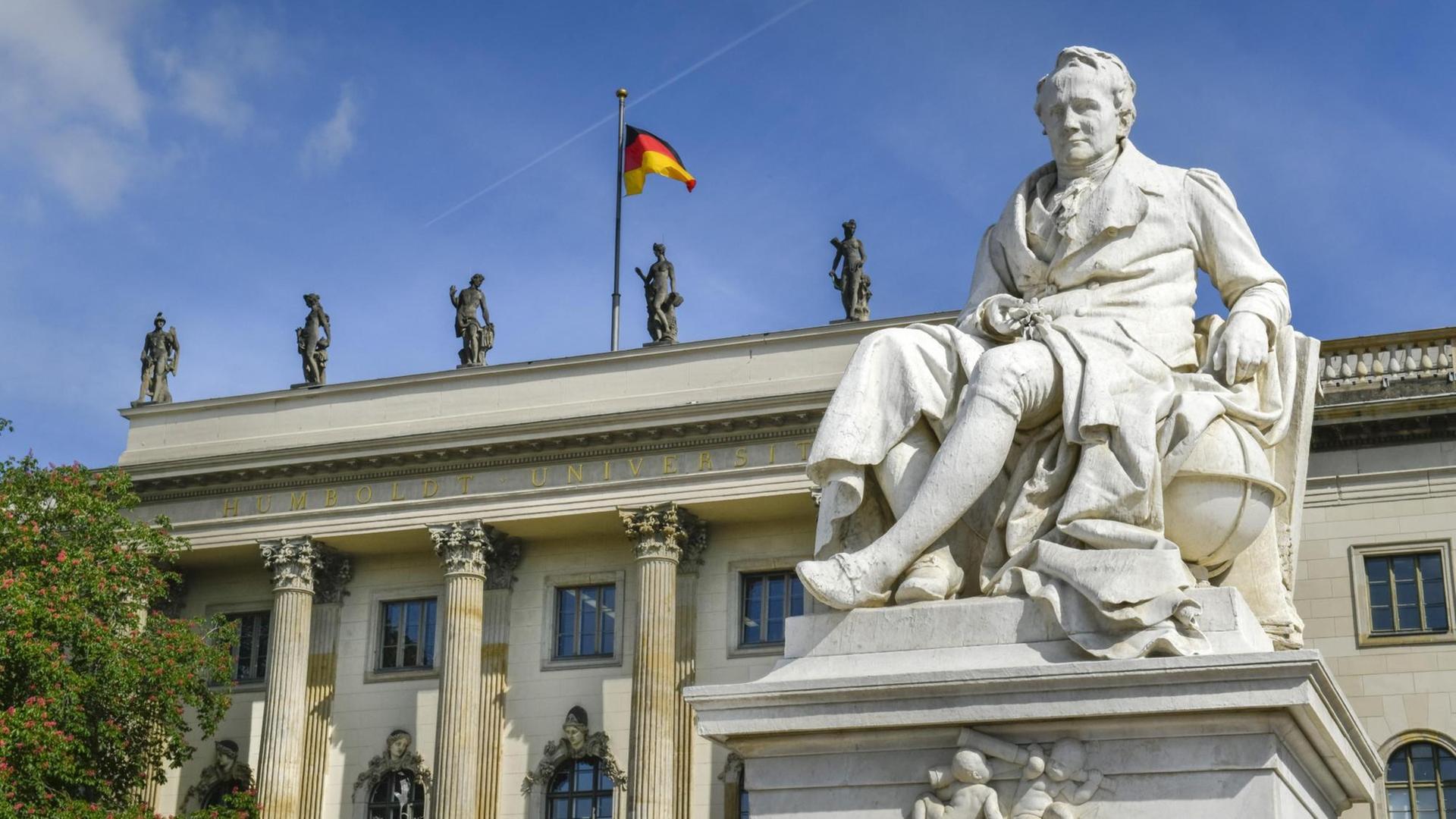 Statue von Alexander von Humboldt vor dem Hauptgebäude der Humboldt-Universität in Berlin