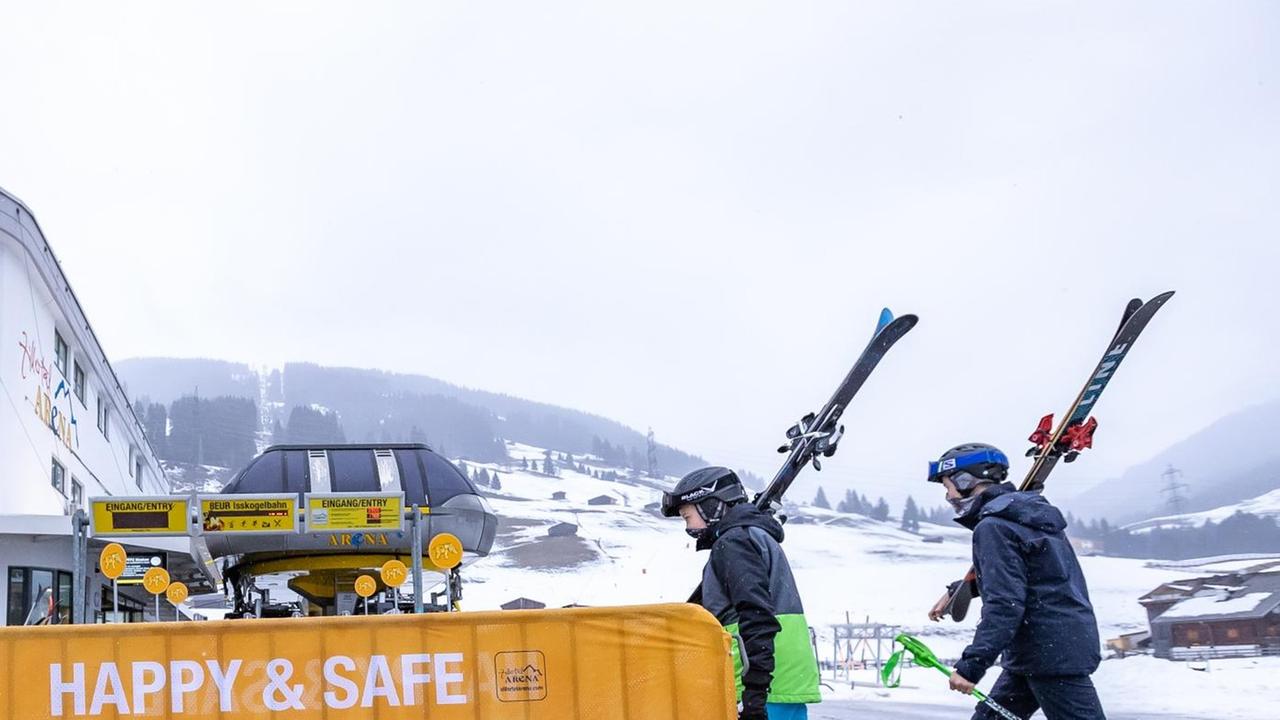 Skifahrer bei der Talstation des Skigebiets Zillertal Arena am Donnerstag, 24. Dezember 2020, in Gerlos.