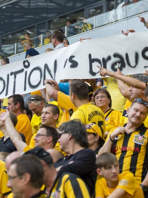 Fans von Dynamo Dresden beim Pokalspiel gegen RB Leipzig