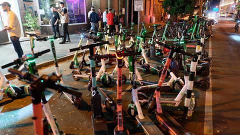 E-Scooter stehen in der Nacht auf einem Abstellplatz in der Altstadt. Nach dem Wegfall der meisten Einschränkungen kehrt das Nachtleben in das Vergnügungsviertel zurück.