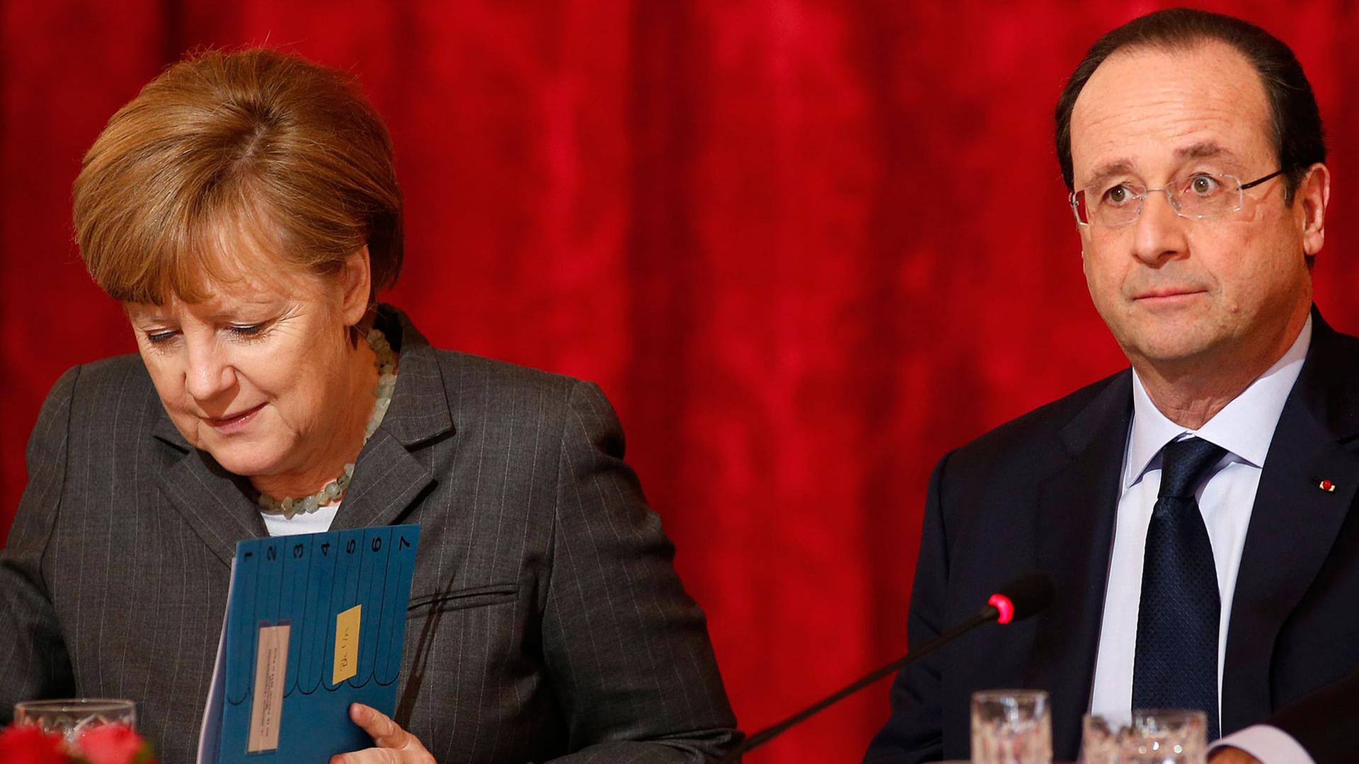 Bundeskanzerlin Angela Merkel und Frankreichs Präsident Francois Hollande drohen der Ukraine mit Sanktionen.