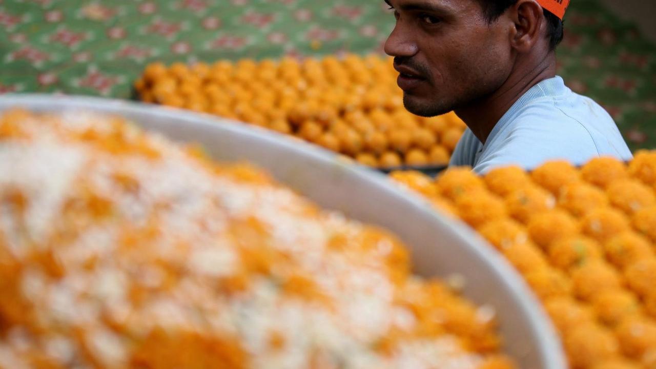Ein indischer Straßenhändler mit Süßigkeiten