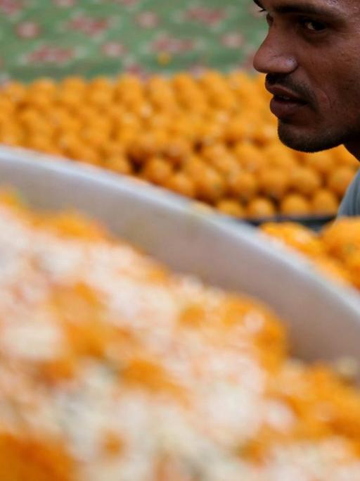 Ein indischer Straßenhändler mit Süßigkeiten