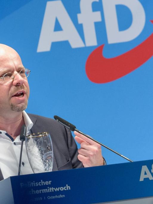 Andreas Kalbitz, Spitzenkandidat der AfD für die Landtagswahl in Brandenburg im September 2019, spricht beim politischen Aschermittwoch der AfD im bayrischen Osterhofen.