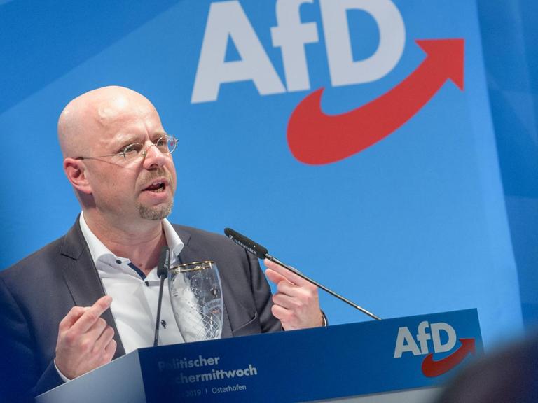 Andreas Kalbitz, Spitzenkandidat der AfD für die Landtagswahl in Brandenburg im September 2019, spricht beim politischen Aschermittwoch der AfD im bayrischen Osterhofen.