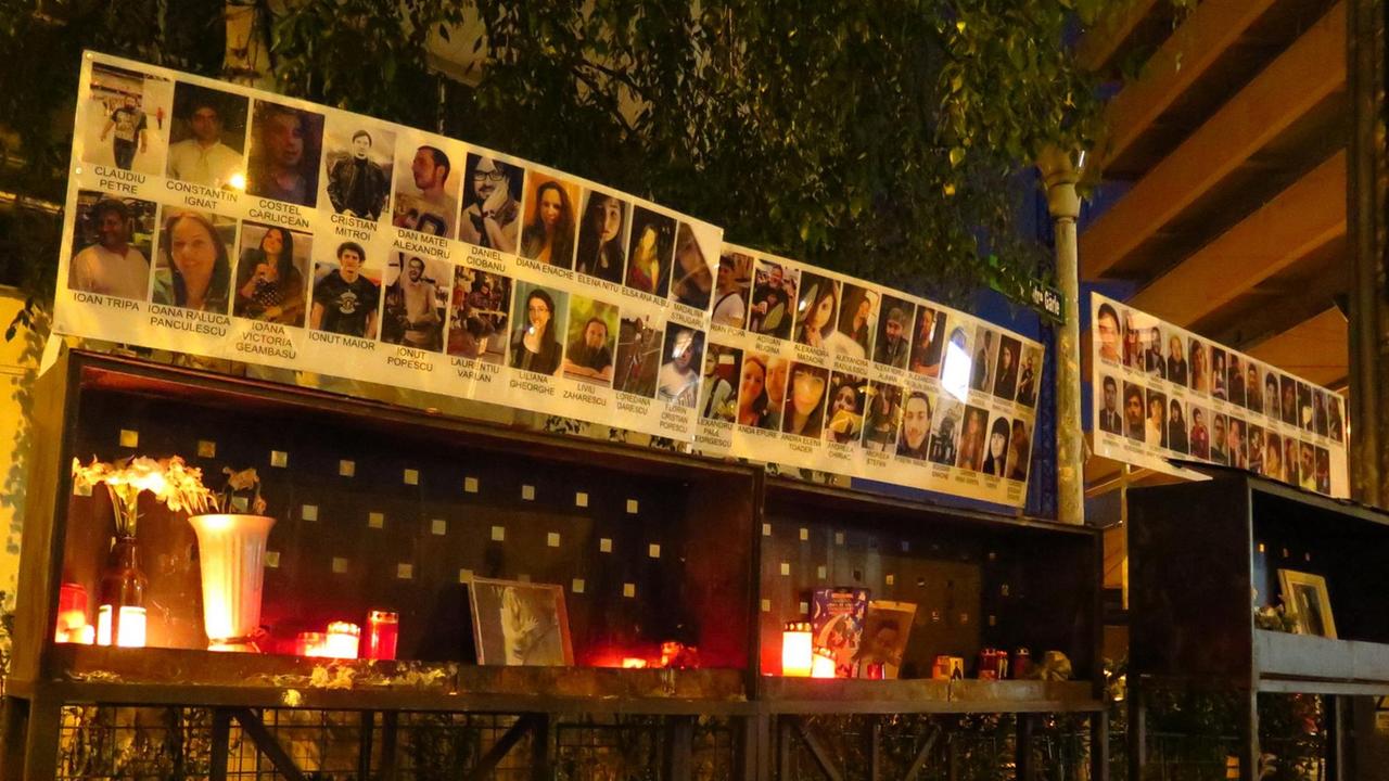 Vor dem Bukarester Club Colectiv erinnern Bilder an die Opfer der Brandkatastrophe im Oktober 2015