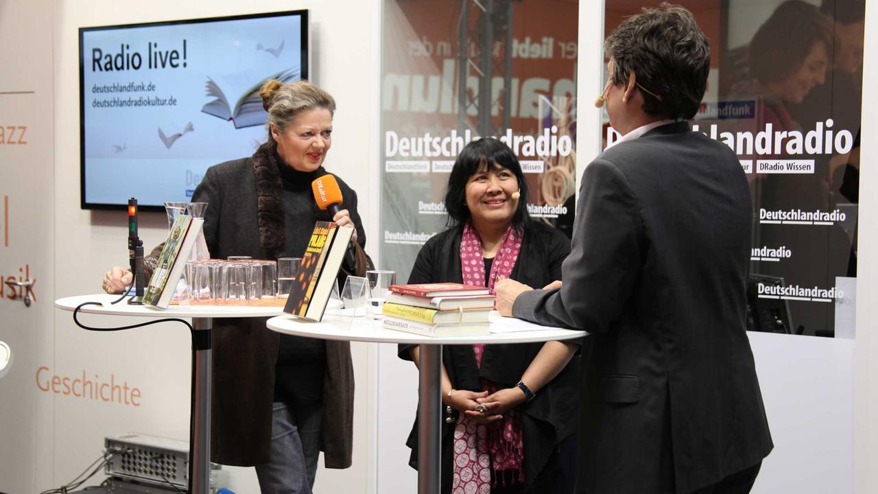 Die indonesische Autorin Leila Chudori (Mitte) und Silke Behl, eine der besten deutschen Kennerinnen Indonesiens mit Moderator Joachim Scholl auf der Deutschlandradiobühne bei der Frankfurter Buchmesse 2015.