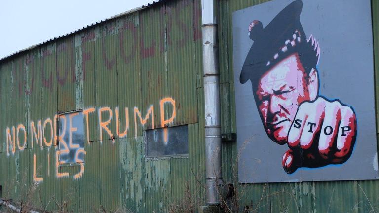 Die Wellbechhalle eines Anwohners, der offenbar verärgert ist über die Lügen von Donald Trump.