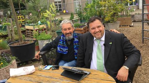 Romeo Franz sitzt neben seinem Fan Michael Güttler aus Ludwigshafen