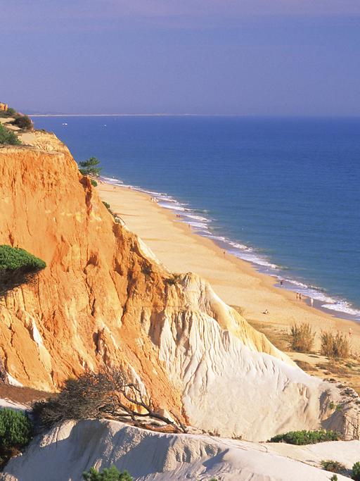 Der Strand von Falesia ist wegen seiner bizarren Sandklippen und Kalksteinformationen einer der schönsten Badestrände der Südalgarve. Aufnahme vom 12.3.2004.