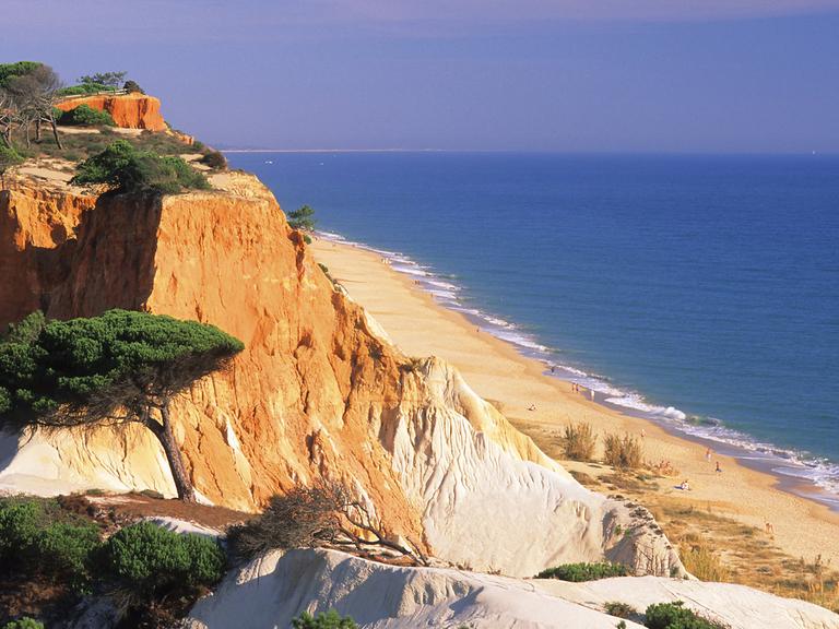 Der Strand von Falesia ist wegen seiner bizarren Sandklippen und Kalksteinformationen einer der schönsten Badestrände der Südalgarve. Aufnahme vom 12.3.2004.