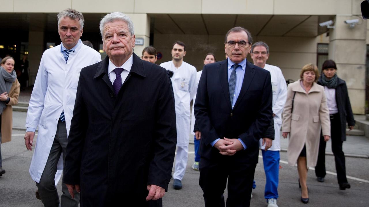 Bundespräsident Joachim Gauck geht in Berlin im Virchow-Klinikum der Charité neben dem Ärztlichen Direktor, Ulrich Frei (3.vr), und seiner Lebensgefährtin Daniela Schadt.