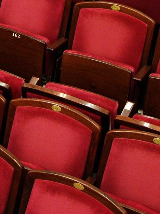 Rote Theaterstühle