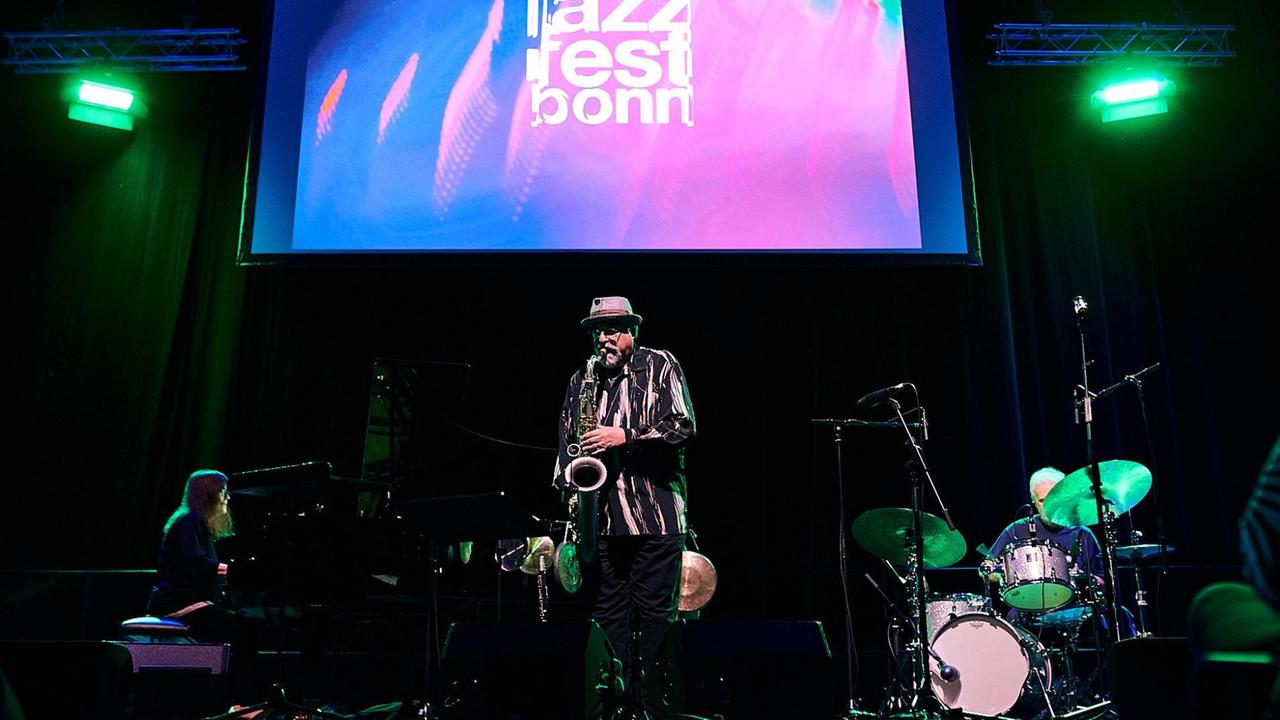 Das Joe Lovano Trio Tapestry ist auf der Bühne beim Jazzfest Bonn zu sehen