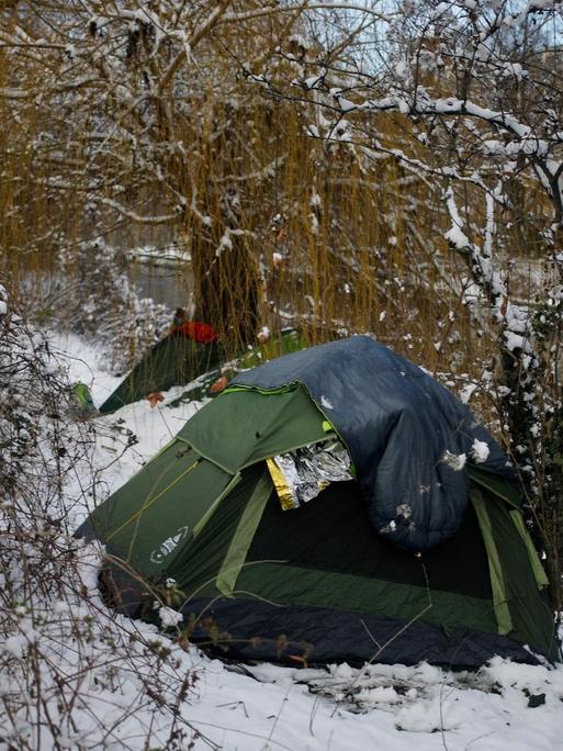 Eine Zelt steht im Schnee am Ufer des Landwehrkanals in Berlin.