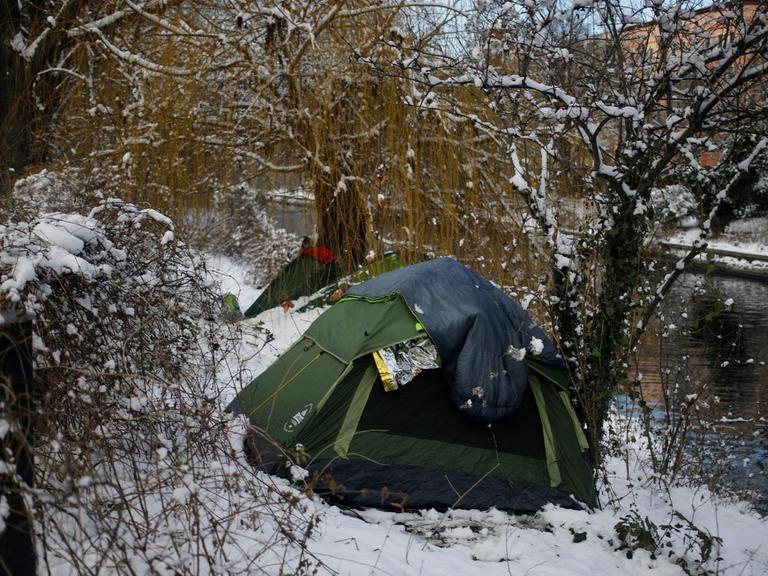 Eine Zelt steht im Schnee am Ufer des Landwehrkanals in Berlin.