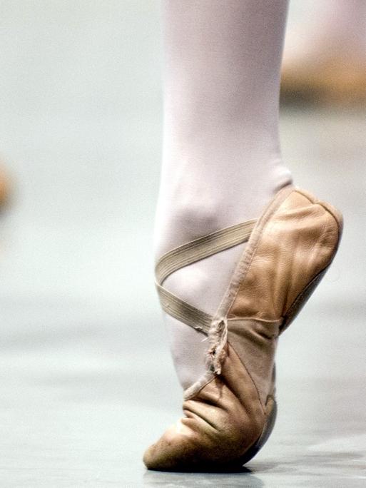 Der Fuß einer Tänzerin der Ballettschule der Oper in Nanterre,