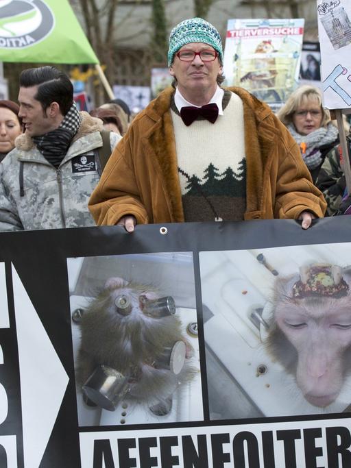 Tierschützer demonstrieren am 20.12.2014 in Tübingen gegen den Einsatz von Affen in der Forschung am Max-Planck-Institut für biologische Kybernetik.