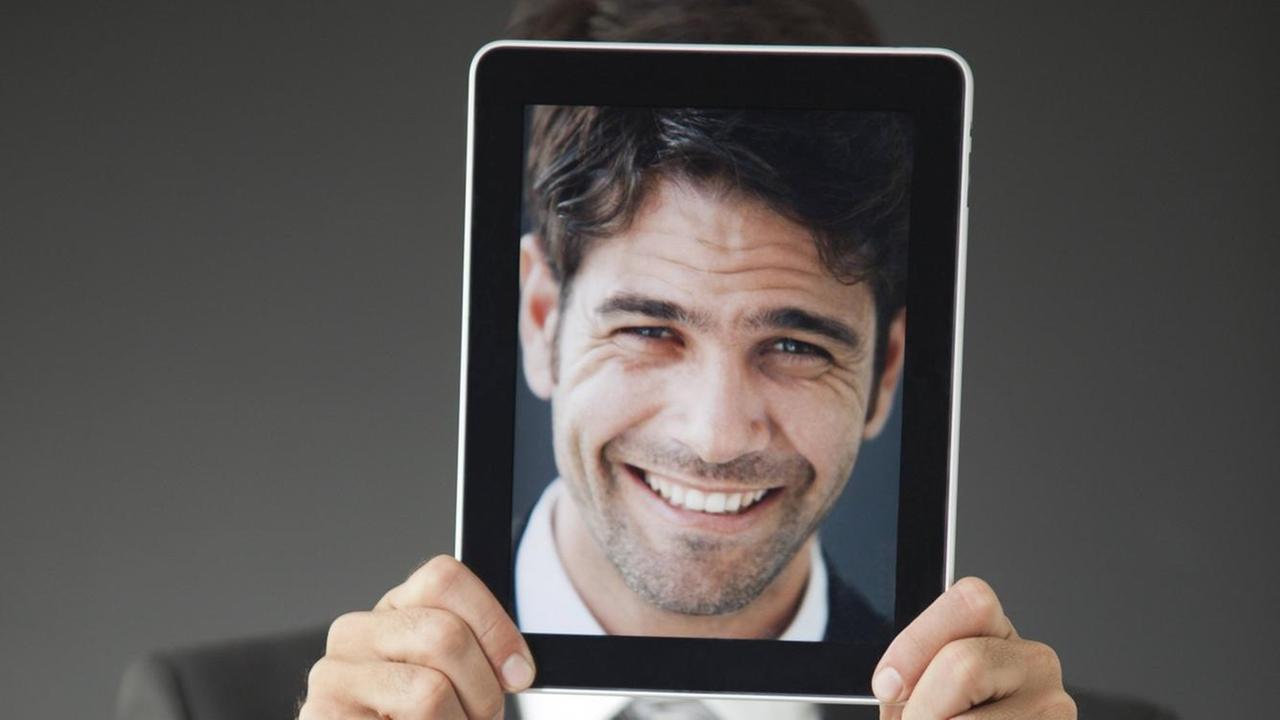 Man holding smiling photograph in front of his face PUBLICATIONxINxGERxSUIxAUTxONLY Copyright: AlexVentura B07122421
