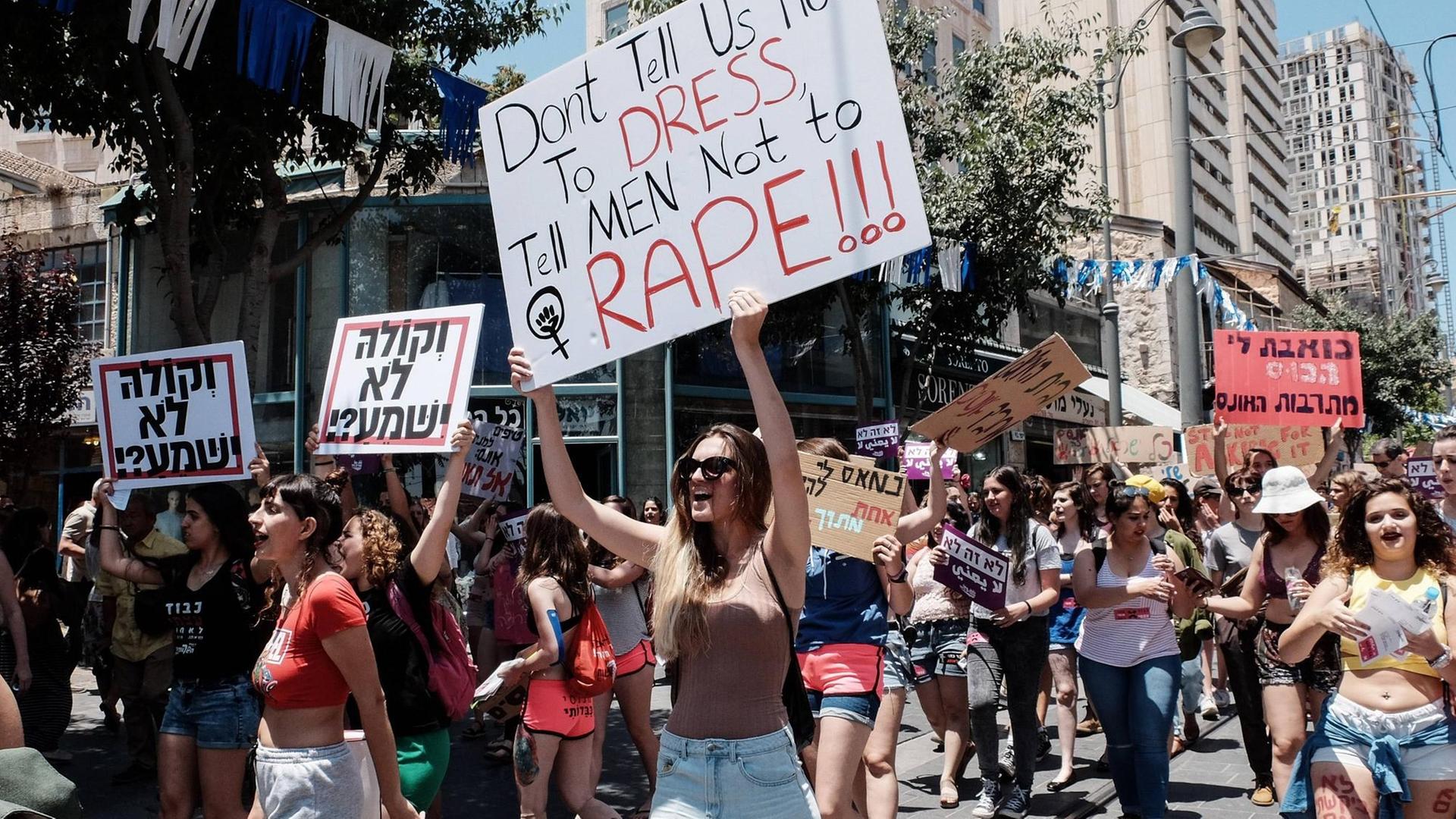 Sogenannter "Slut walk" am 2. Juni 2017 in Jerusalem. "Sag uns nicht, was wir anziehen sollen. Sag Männern, dass sie niemanden vergewaltigen sollen."