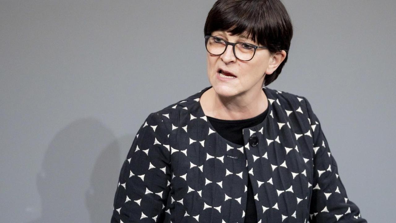 Saskia Esken (SPD), Mitglied des Deutschen Bundestages, spricht zu einem von der AfD-Fraktion angekündigten Antrag das Medienprivileg im Datenschutz auszuweiten im Deutschen Bundestag