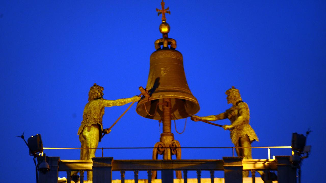 Auf dem Markusplatz in Venedig sind auf dem Uhrenturm (Torre dell Orologio) die beiden Mohren von Venedig zu sehen, aufgenommen am 09.09.2014. Die Bronzemänner zeigen mit Hammerschlägen auf die große Glocke die Stunden an. Der Turm wurde 1499 eingeweiht.