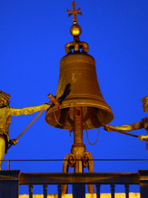 Auf dem Markusplatz in Venedig sind auf dem Uhrenturm (Torre dell Orologio) die beiden Mohren von Venedig zu sehen, aufgenommen am 09.09.2014. Die Bronzemänner zeigen mit Hammerschlägen auf die große Glocke die Stunden an. Der Turm wurde 1499 eingeweiht.